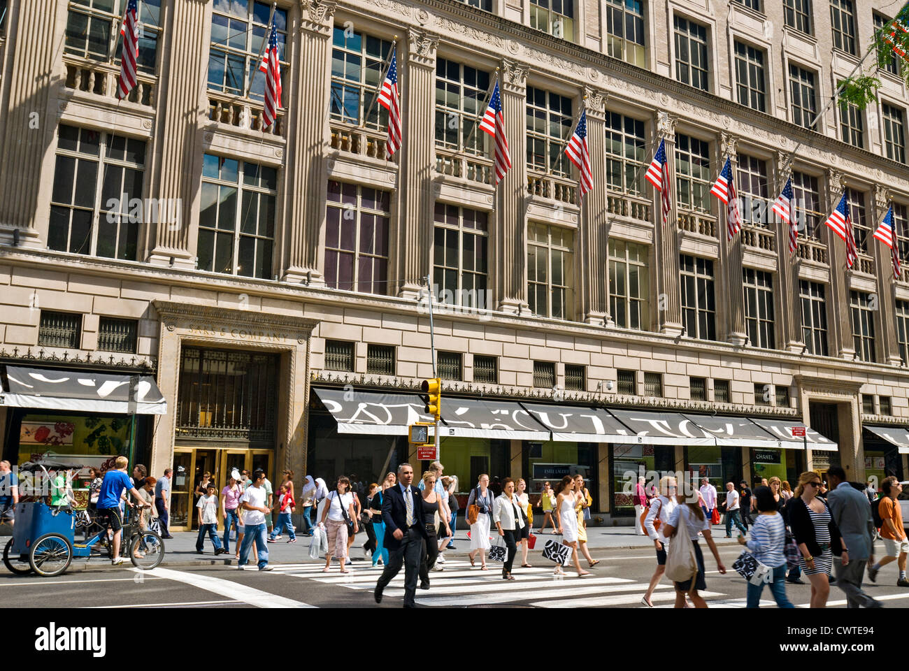 Kaufhaus Saks Fifth Avenue und Menge von Käufern und Touristen, Fifth Avenue, New York City. Stockfoto