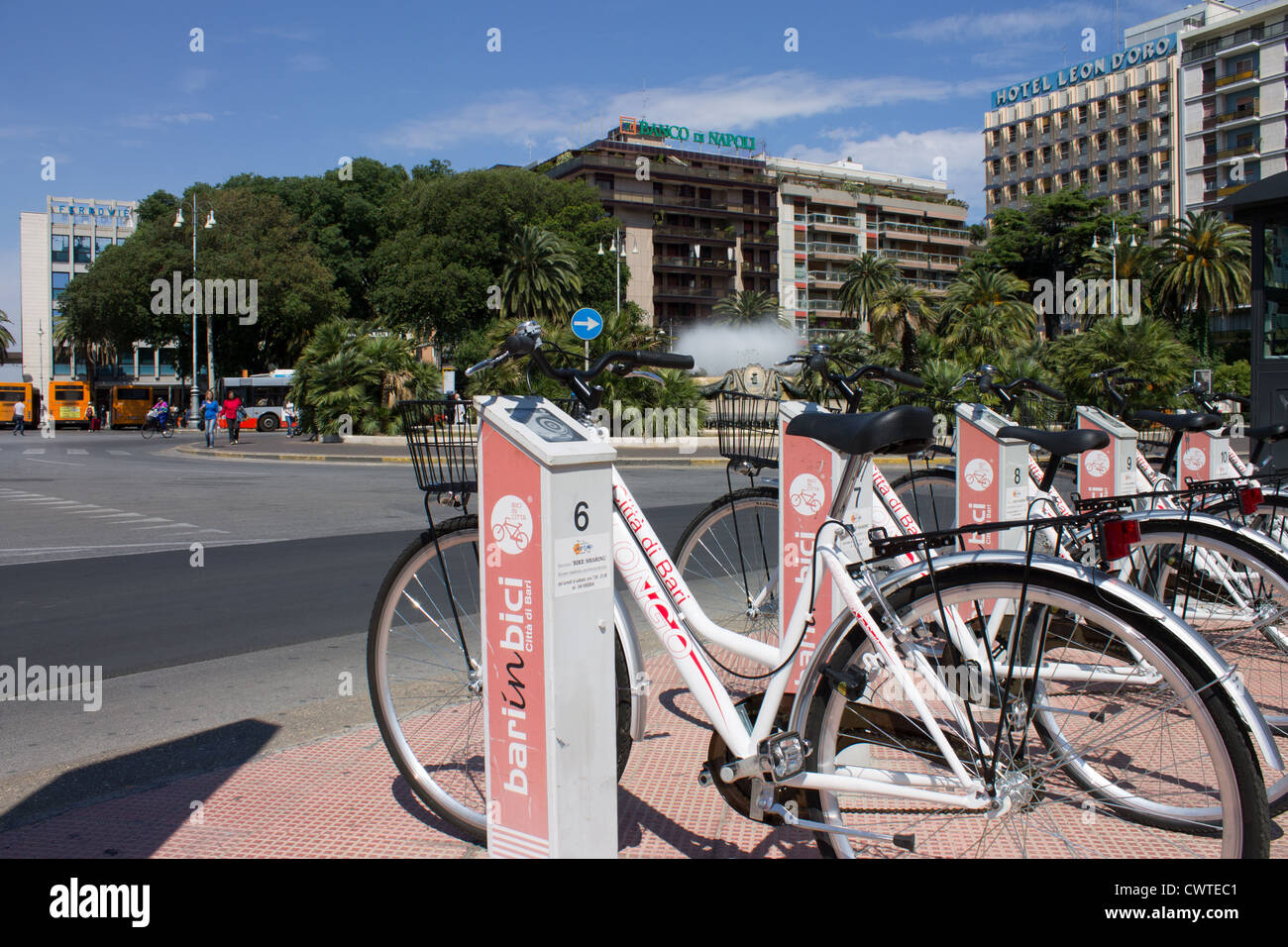 Italien, Apulien, Bari, Bike-sharing in der quadratischen Aldo Moro Stockfoto