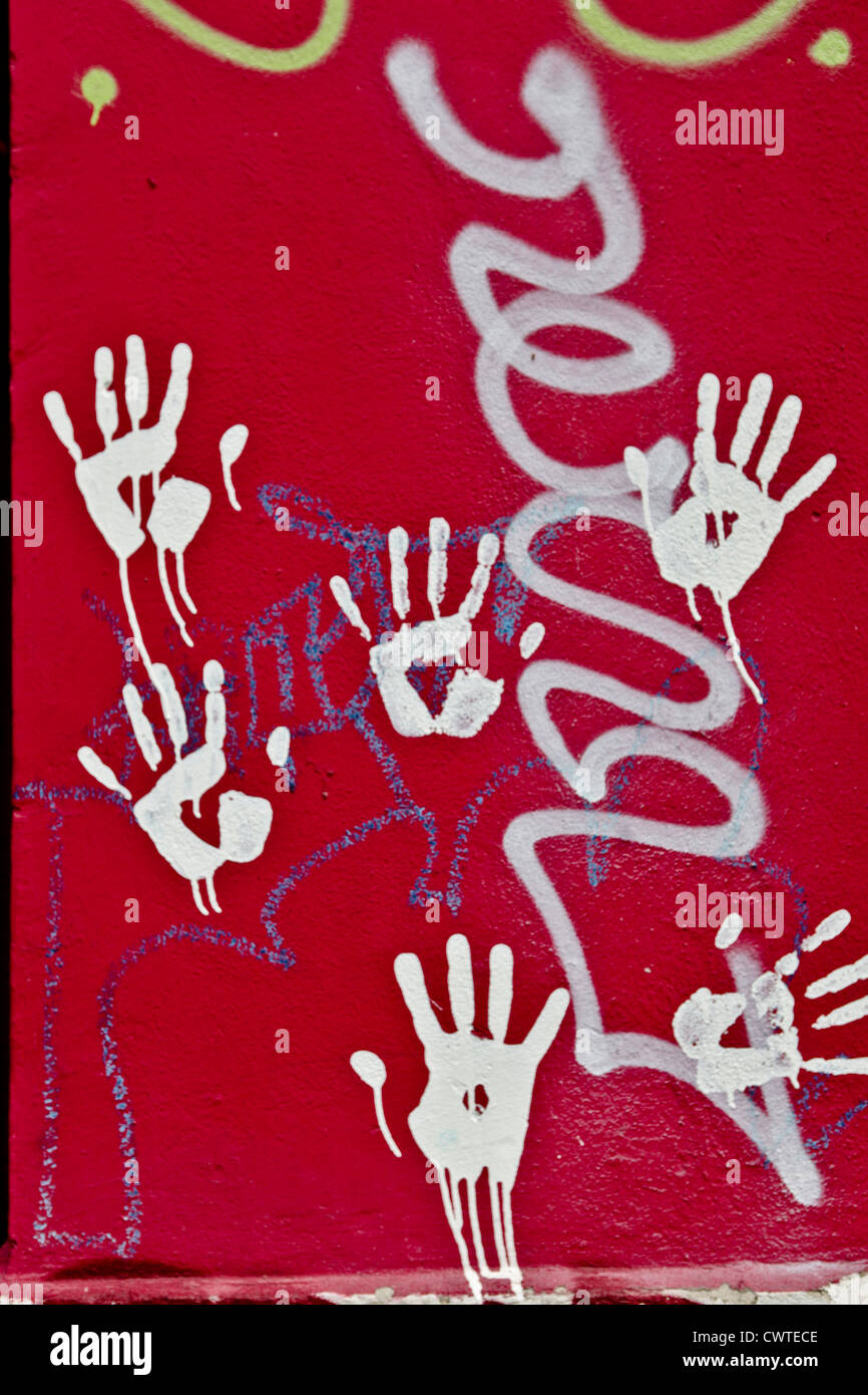 Hand mit roten Wand gedruckt Stockfoto