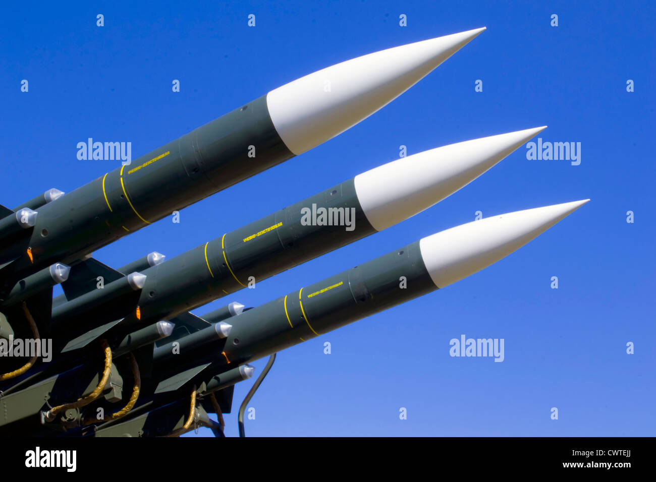 Flugzeuge zu bekämpfen Raketen auf den Himmel gerichtet Stockfoto