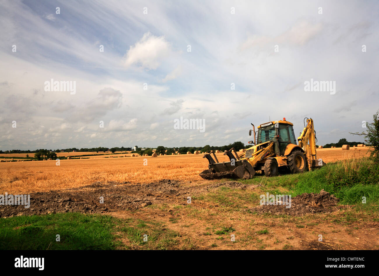 Ein Blick auf einen Bagger parkten am Rand von einem abgeernteten Feld am Forncett, Norfolk, England, Vereinigtes Königreich. Stockfoto