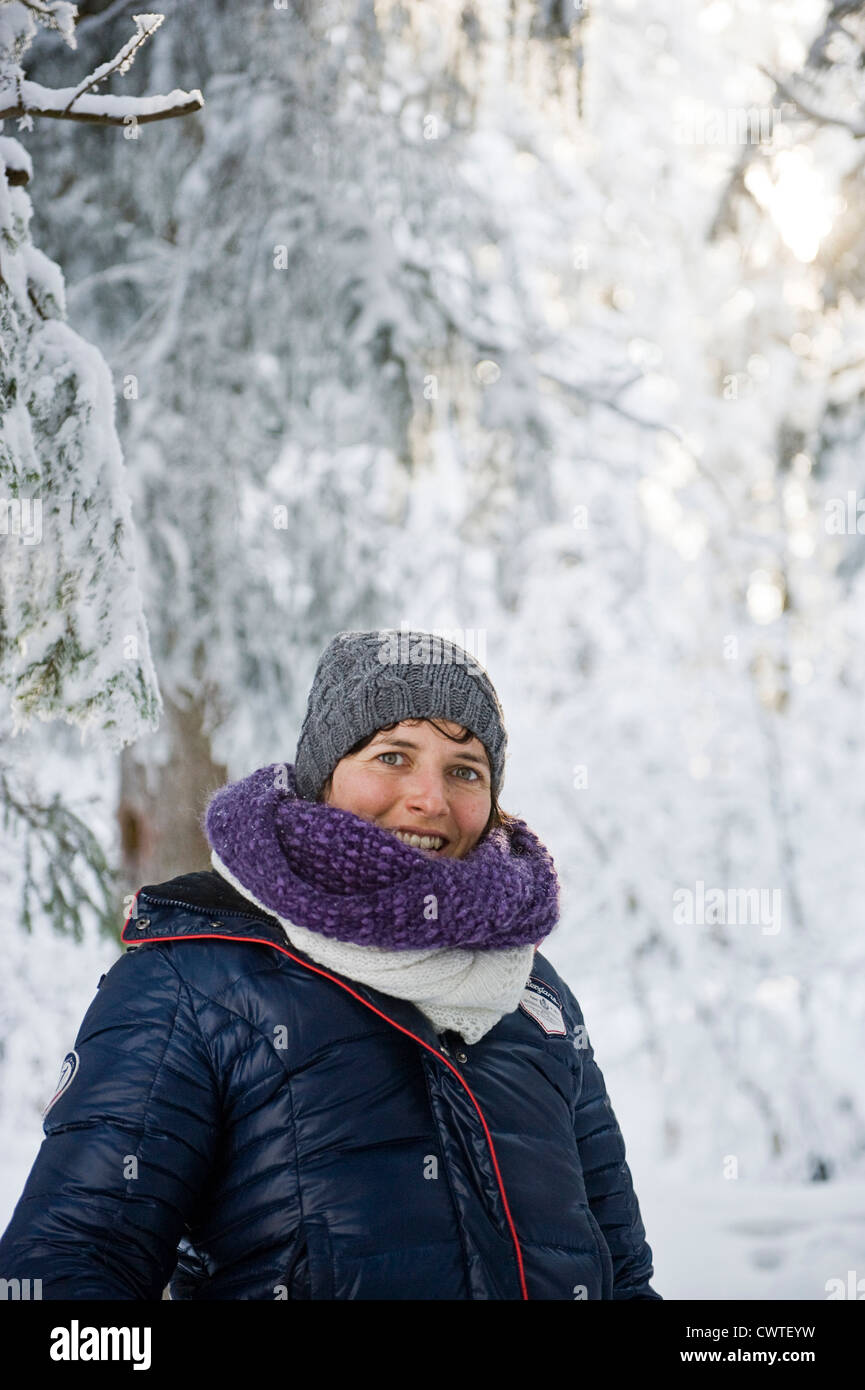 Lächelnde Frau in Winterlandschaft, Bregenzerwald, Vorarlberg, Österreich Stockfoto