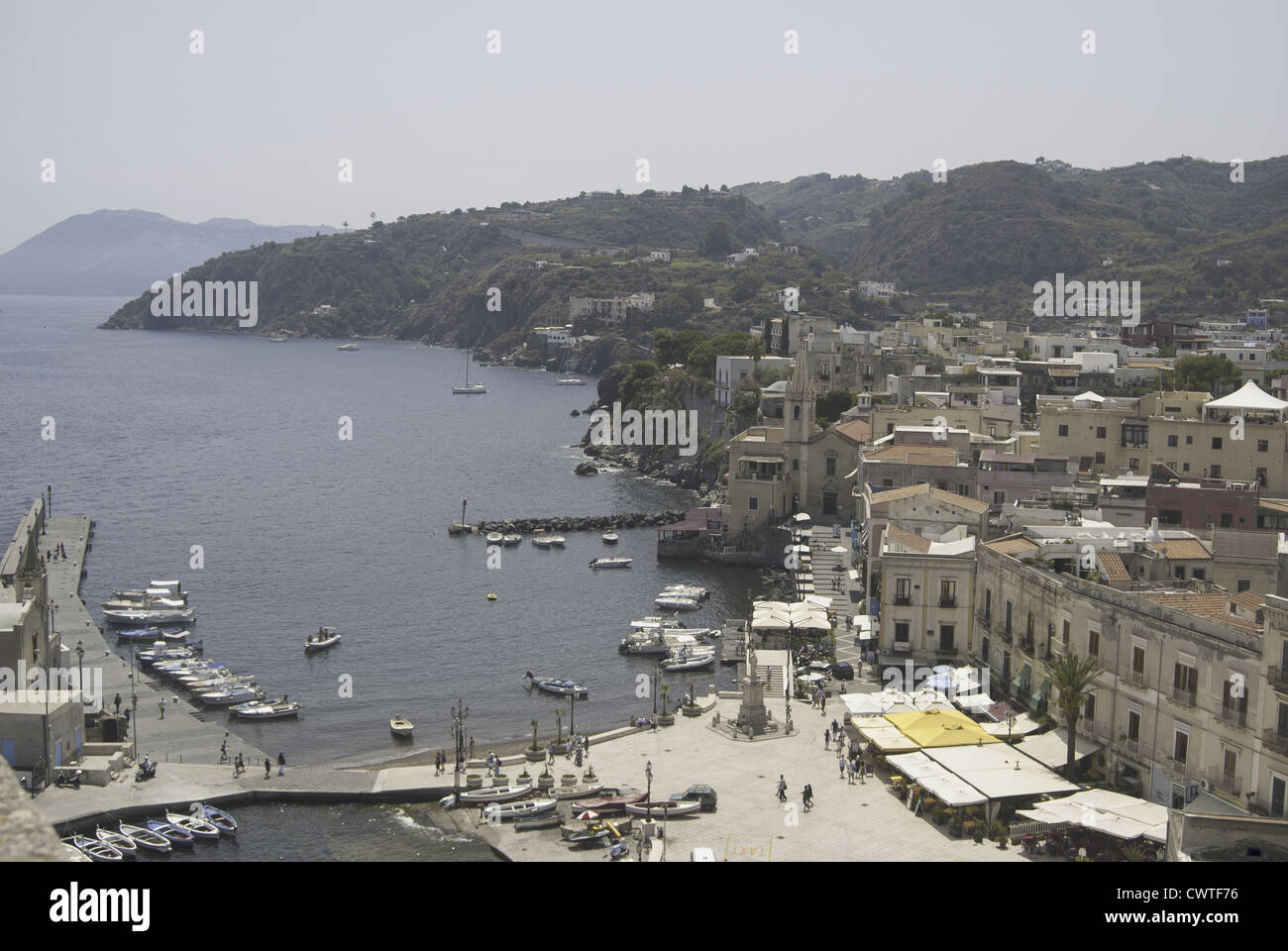 Äolischen Inseln. Der Hafen von Lipari mit Blick auf die Stadt Stockfoto