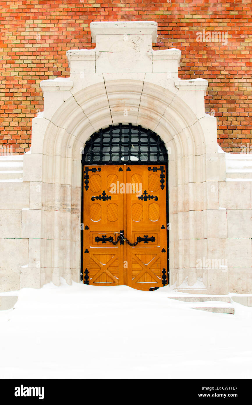 alte Vintage Holztür mit Schnee bedeckt Stockfoto