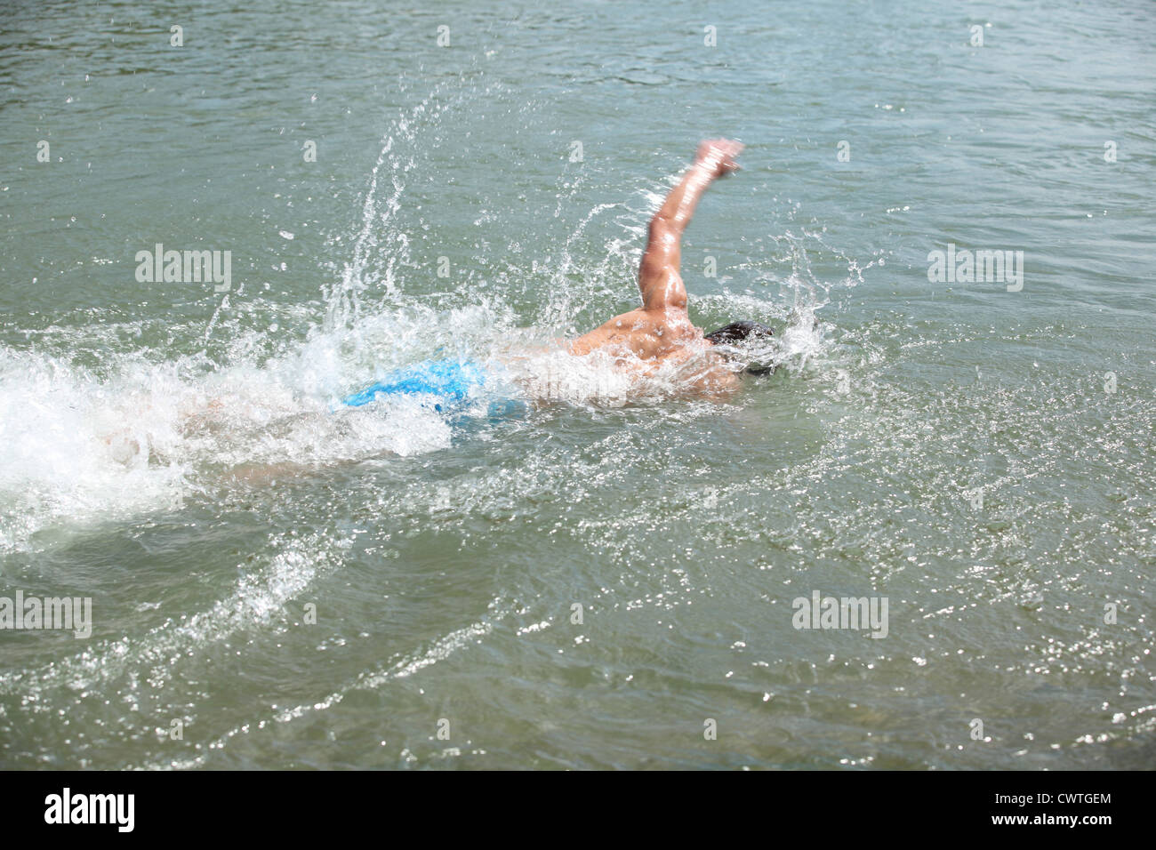 Junger Mann, Schwimmen im Fluss Isar, München, Bayern, Deutschland Stockfoto