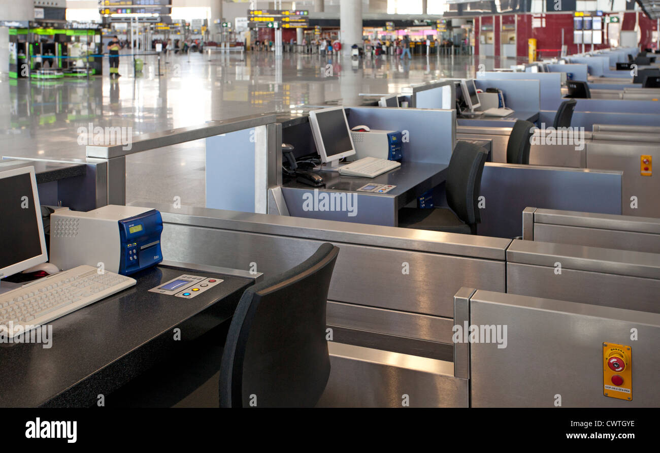 Leere Check-in Schalter am Flughafen-terminal Stockfoto