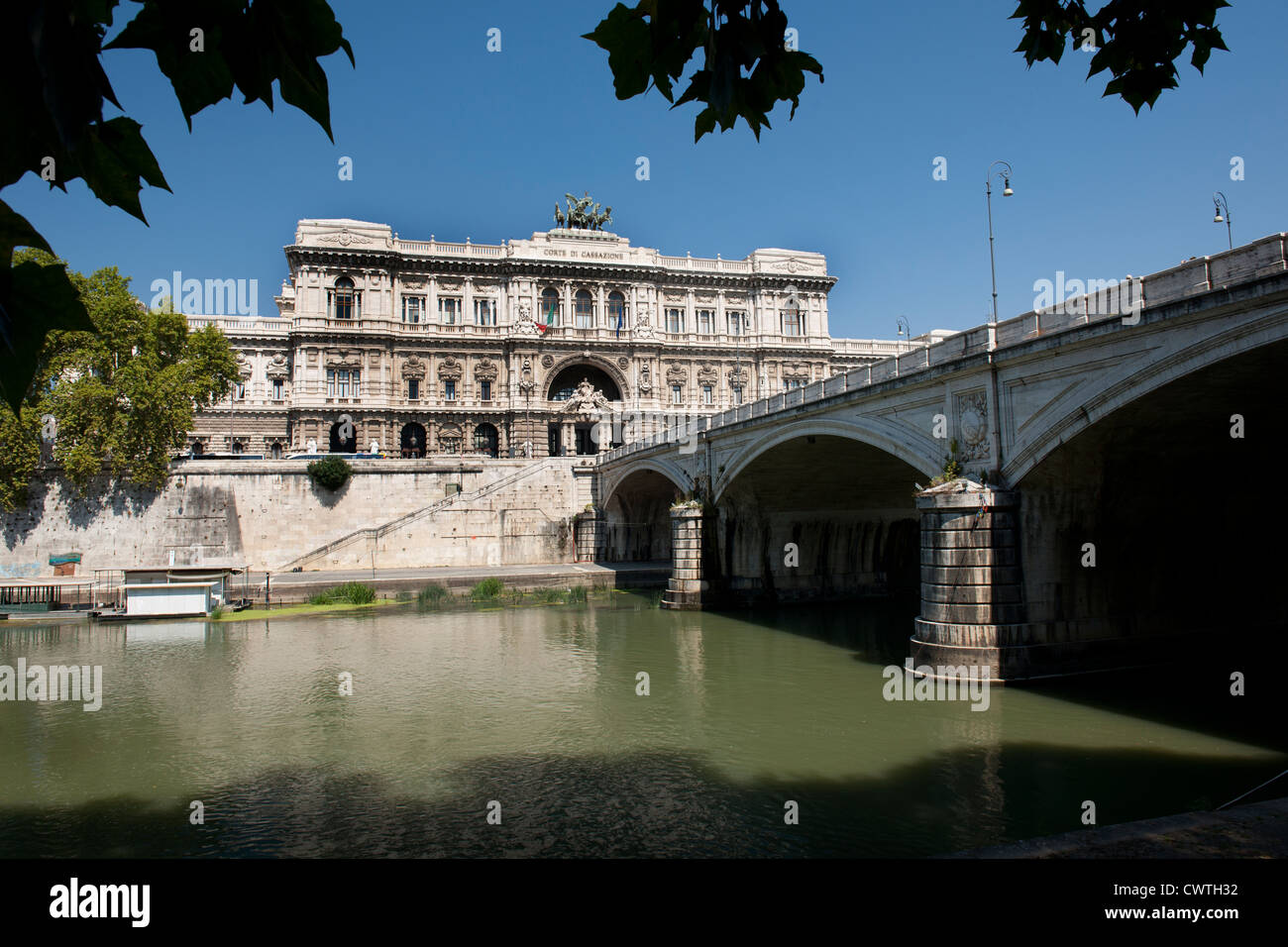 Palazzo di Giustizia, Rom, Latium, Rom, zeigt die Brücke Ponte Umberto über den Fluss Tiber. Stockfoto