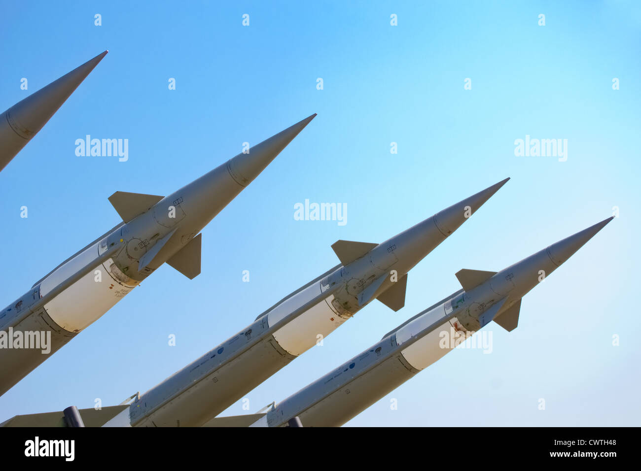 Flugzeuge zu bekämpfen Raketen auf den Himmel gerichtet Stockfoto