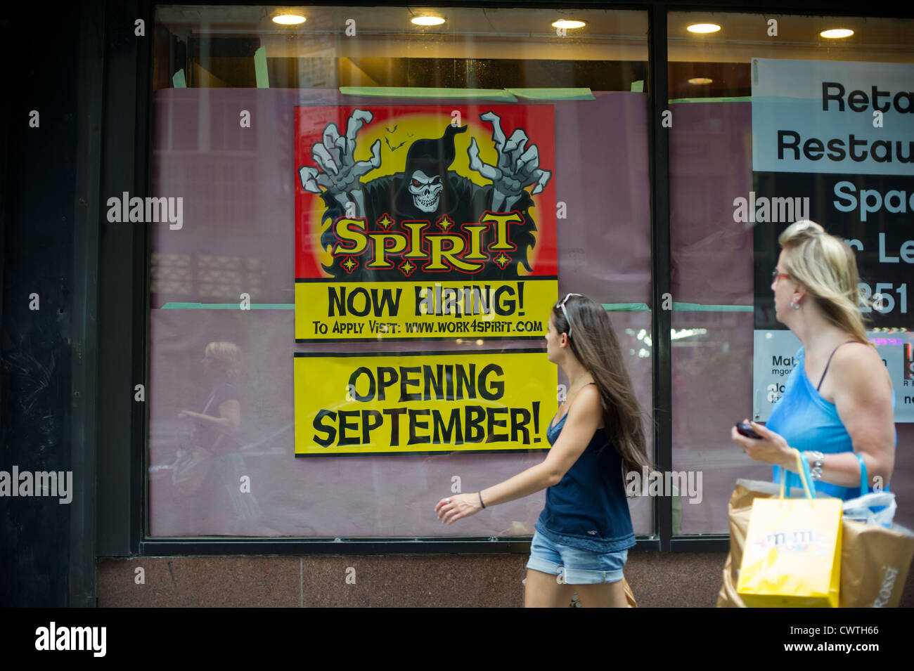 Eine Einstellungen Zeichen für Arbeitnehmer entsandt werden im Fenster ein Geist Halloween pop-up Store im Stadtteil Midtown New York gesehen Stockfoto