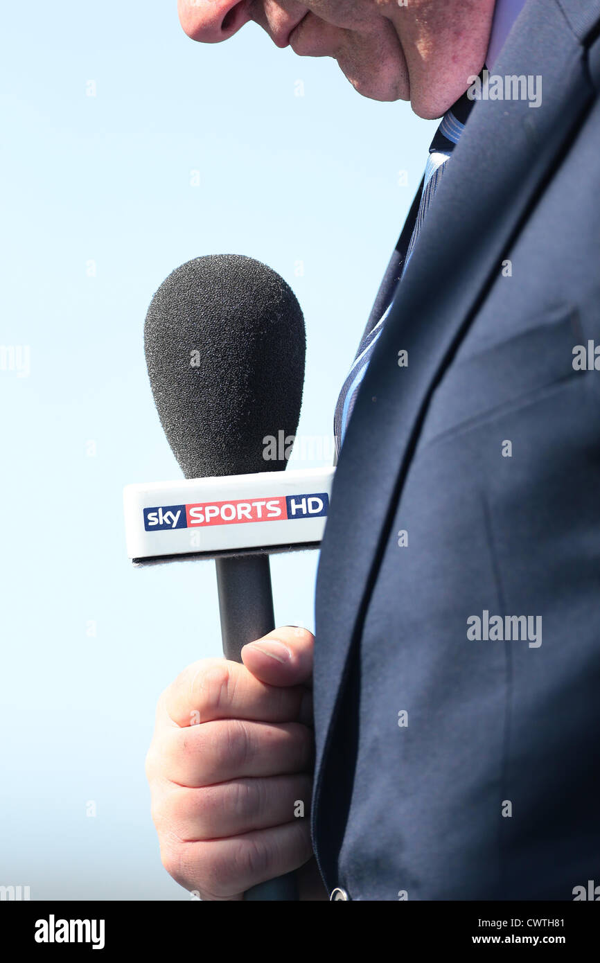 Sky Sports Reporter hält eine Sky Sports HD Mikrofon während einer Live-Sendung. Bild von James Boardman. Stockfoto