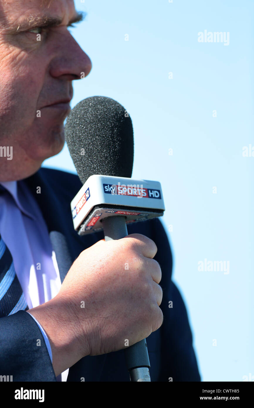 Sky Sports Reporter hält eine Sky Sports HD Mikrofon während einer Live-Sendung. Bild von James Boardman. Stockfoto