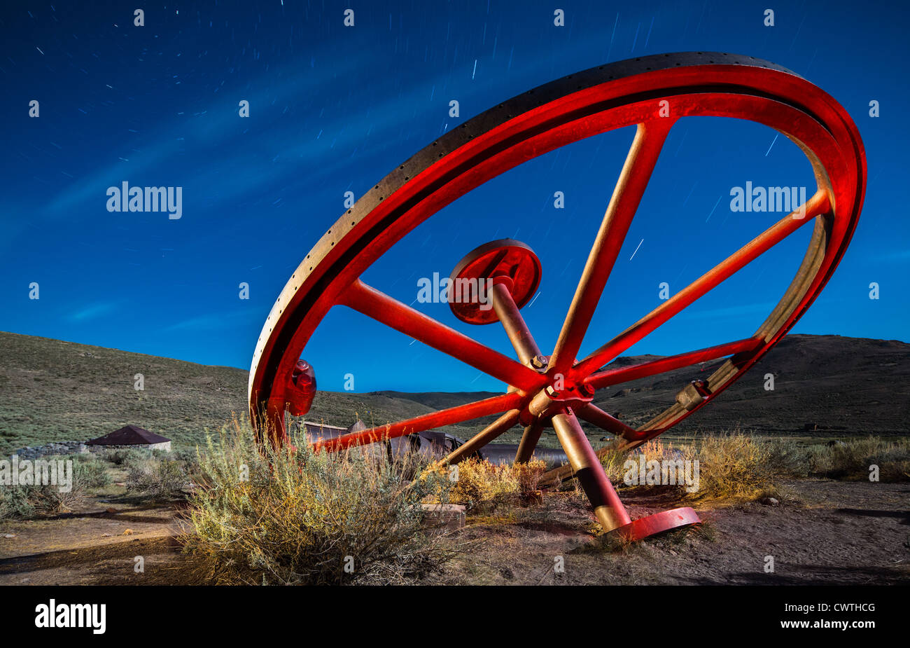 Das Rad des Glücks.  Ein altes Rad verwendet im Bergbau der Geisterstadt Bodie, Kalifornien. Stockfoto