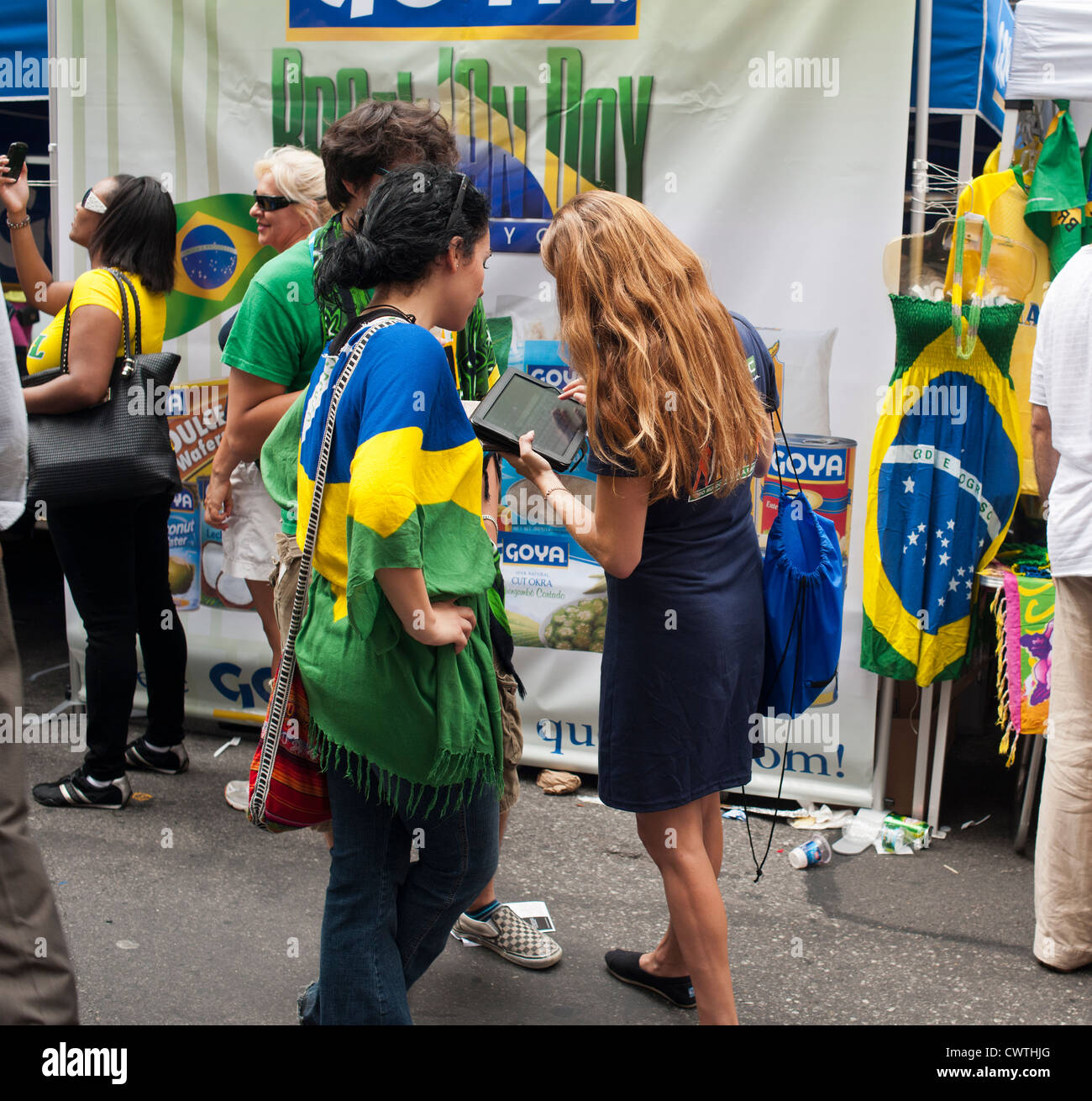 Brasilianer sind durch ein polling-Unternehmen mit einem iPad am 28. jährlichen Brasilien-Tag-Festival in New York befragt. Stockfoto