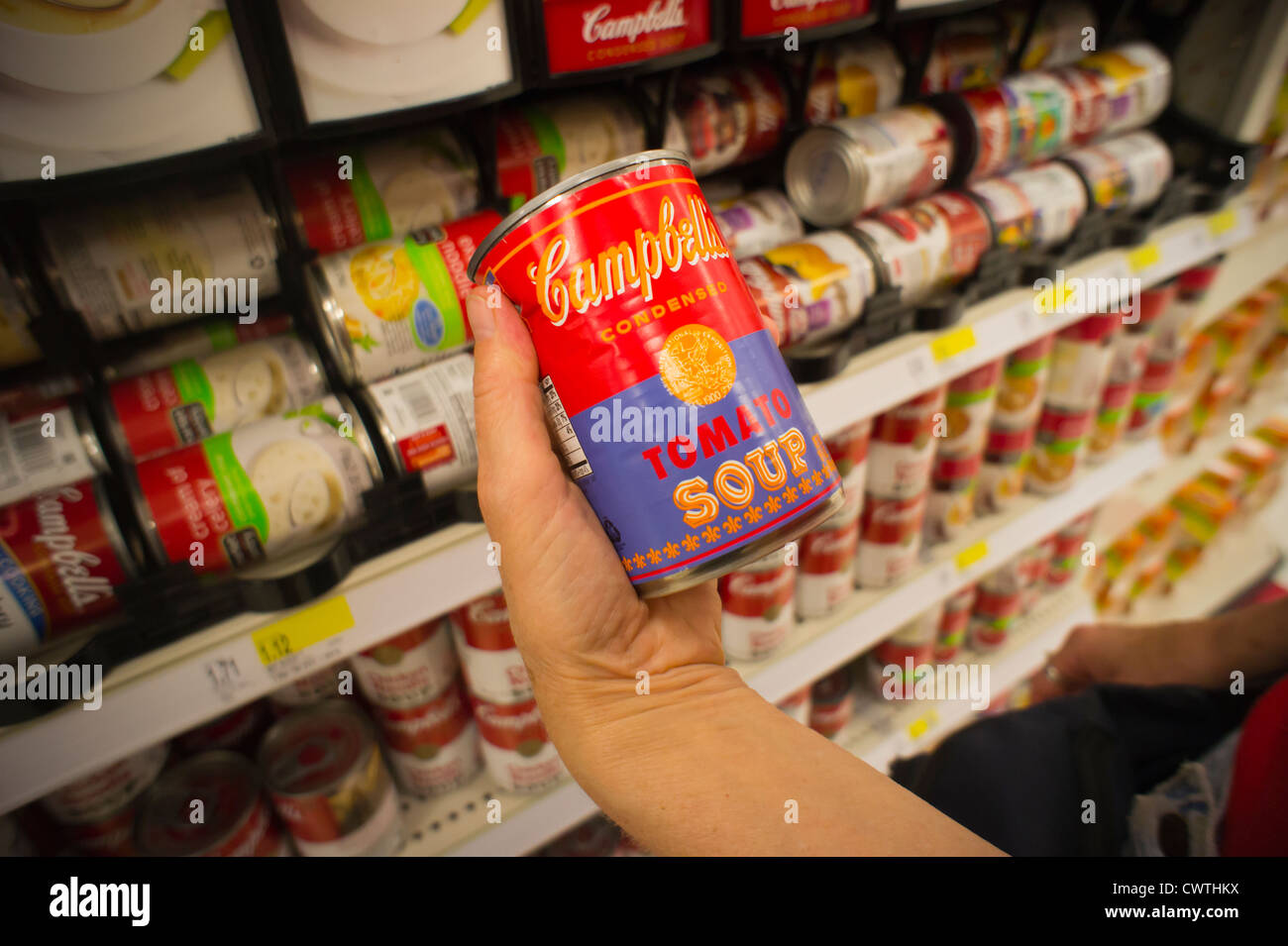 Andy Warhol Limited Edition kann der Campbells Tomatensuppe ist in ein Ziel Kaufhaus Lebensmittelgeschäft in New York gesehen. Stockfoto