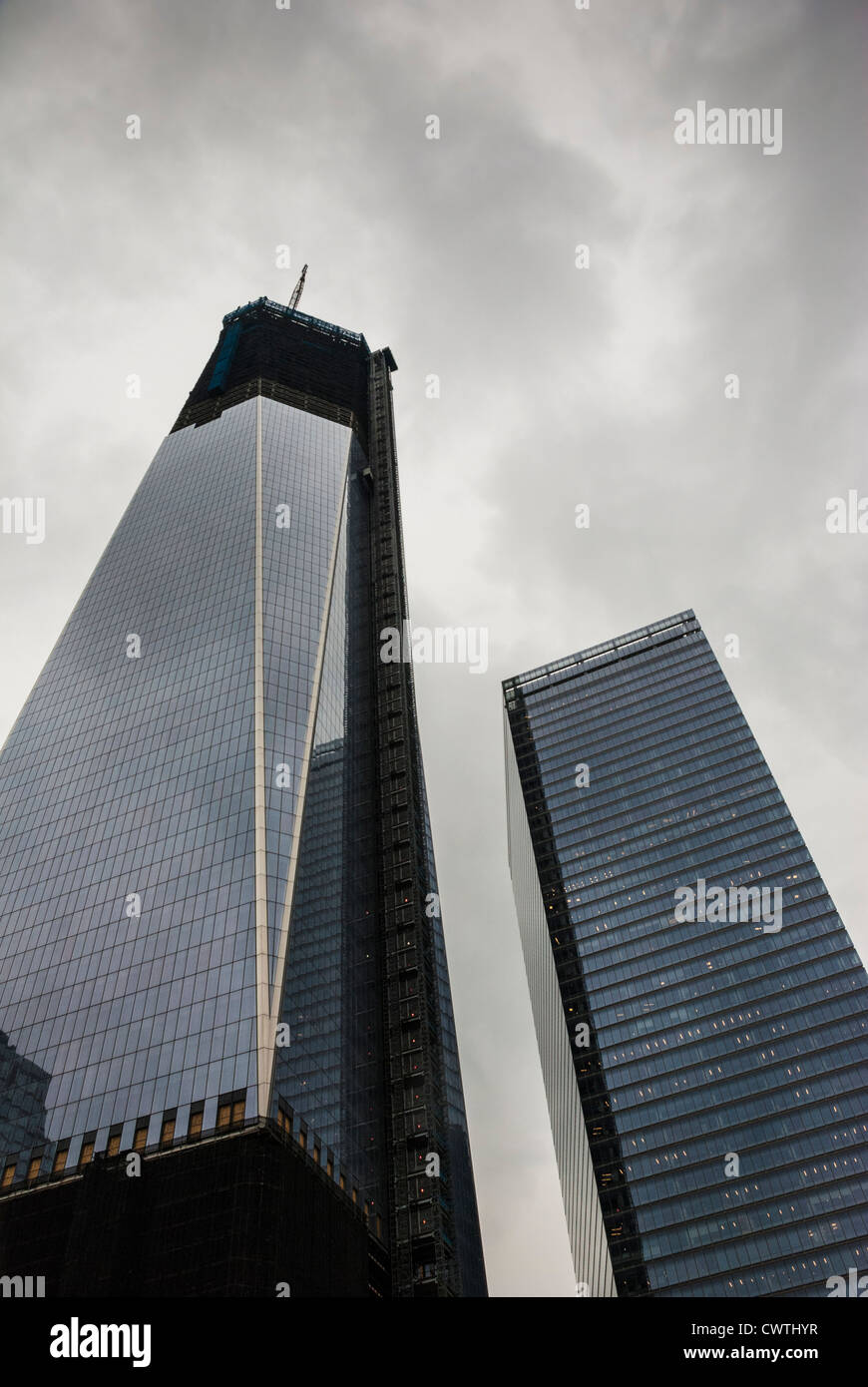One World Trade Center oder 1 WTC, bekannt als der Freedom Tower, im Bau und 7 World Trade Center in New York City, USA Stockfoto