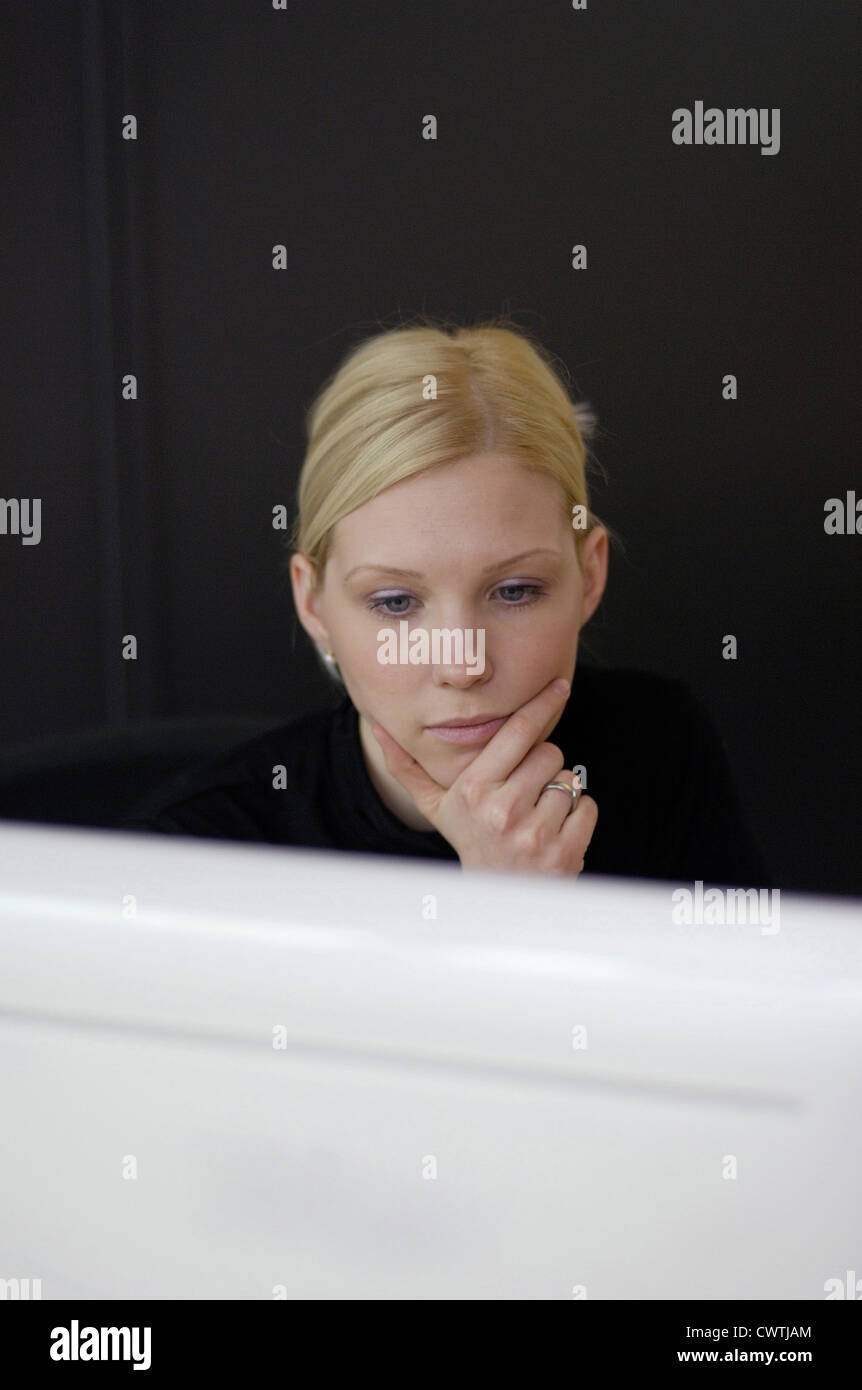 Junge Frau mit computer Stockfoto