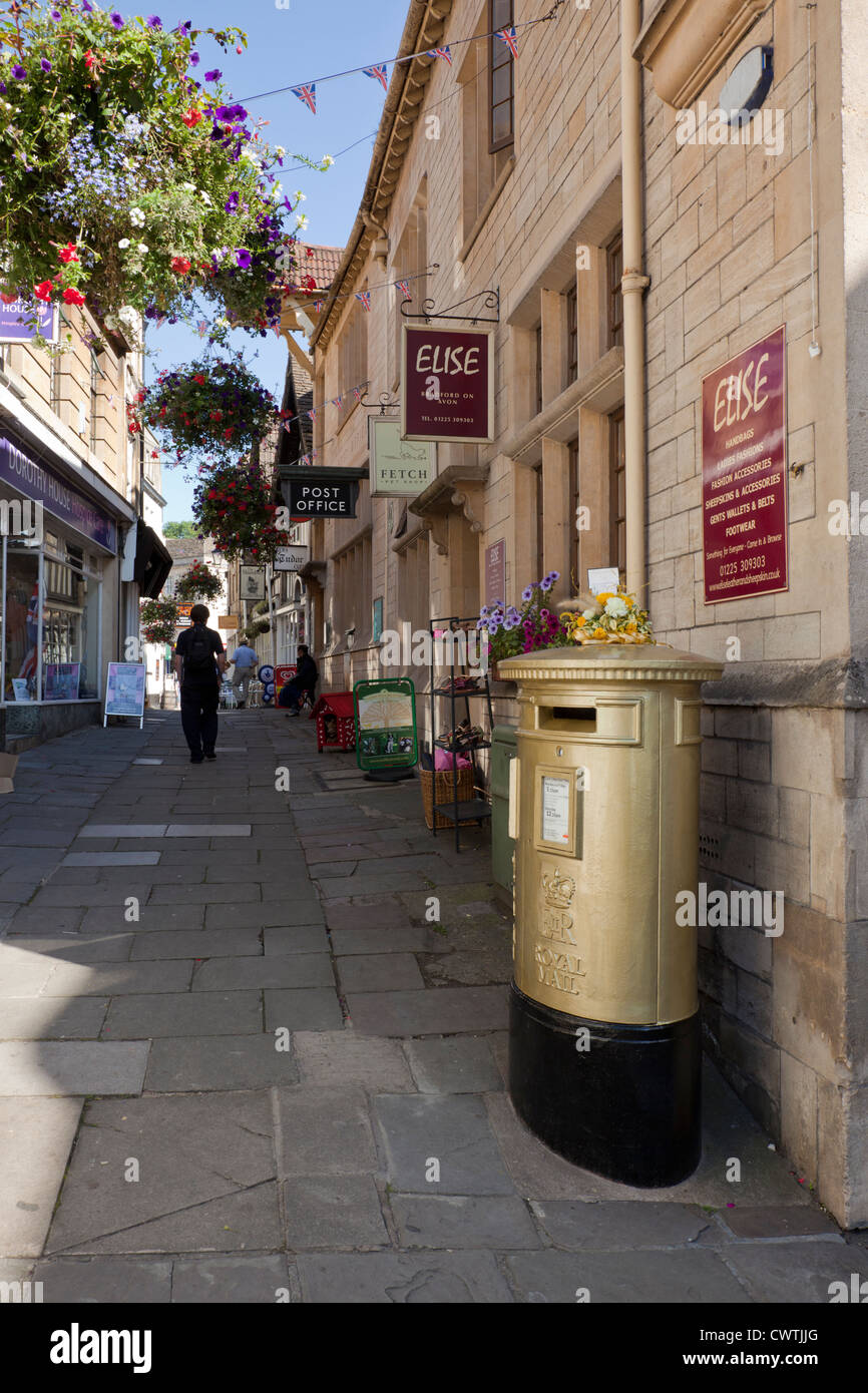 Eine Goldpostbox in Bradford on Avon, Wiltshire, um den Erfolg des Kanuisten Ed McKeever mit der olympischen Goldmedaille zu würdigen. England, Großbritannien Stockfoto