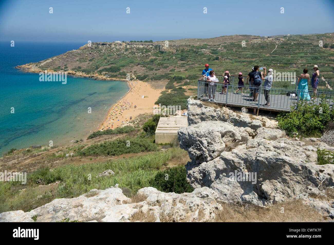 Touristen am Aussichtspunkt über Ramla Boy und Strand. Stockfoto