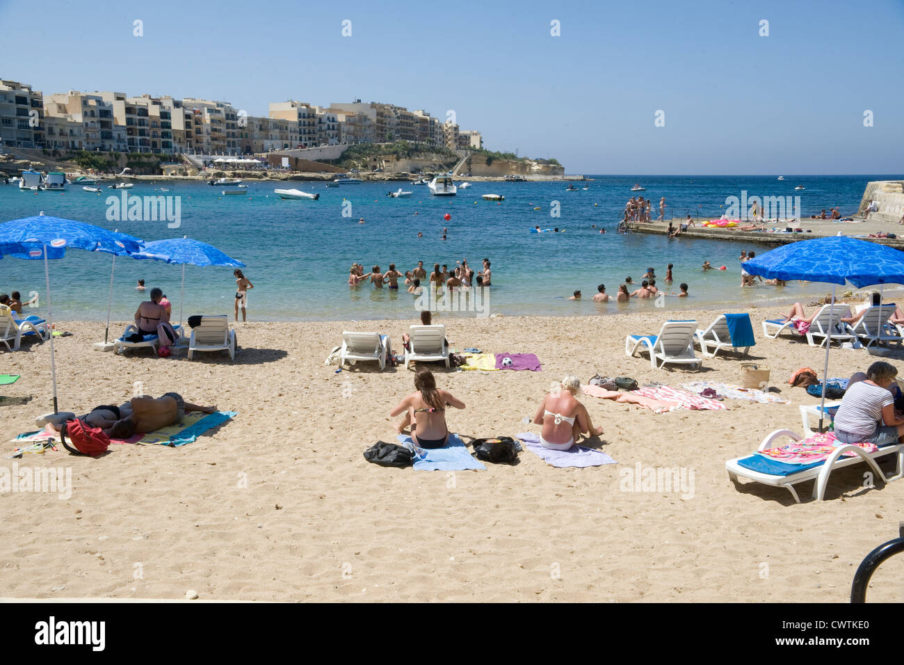 Einheimische und Touristen am Strand von Marsalforn auf der maltesischen Insel Gozo. Stockfoto