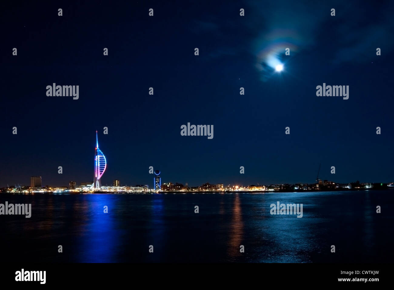 Spinnaker Tower bei Mondschein. Stockfoto