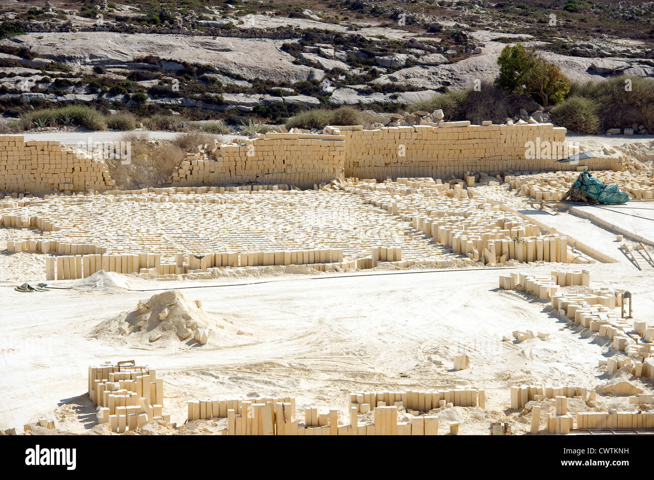 Kalksteinbruch in der mediterranen Insel Gozo, wo Bausteine aus dem Felsen geschnitten werden. Stockfoto