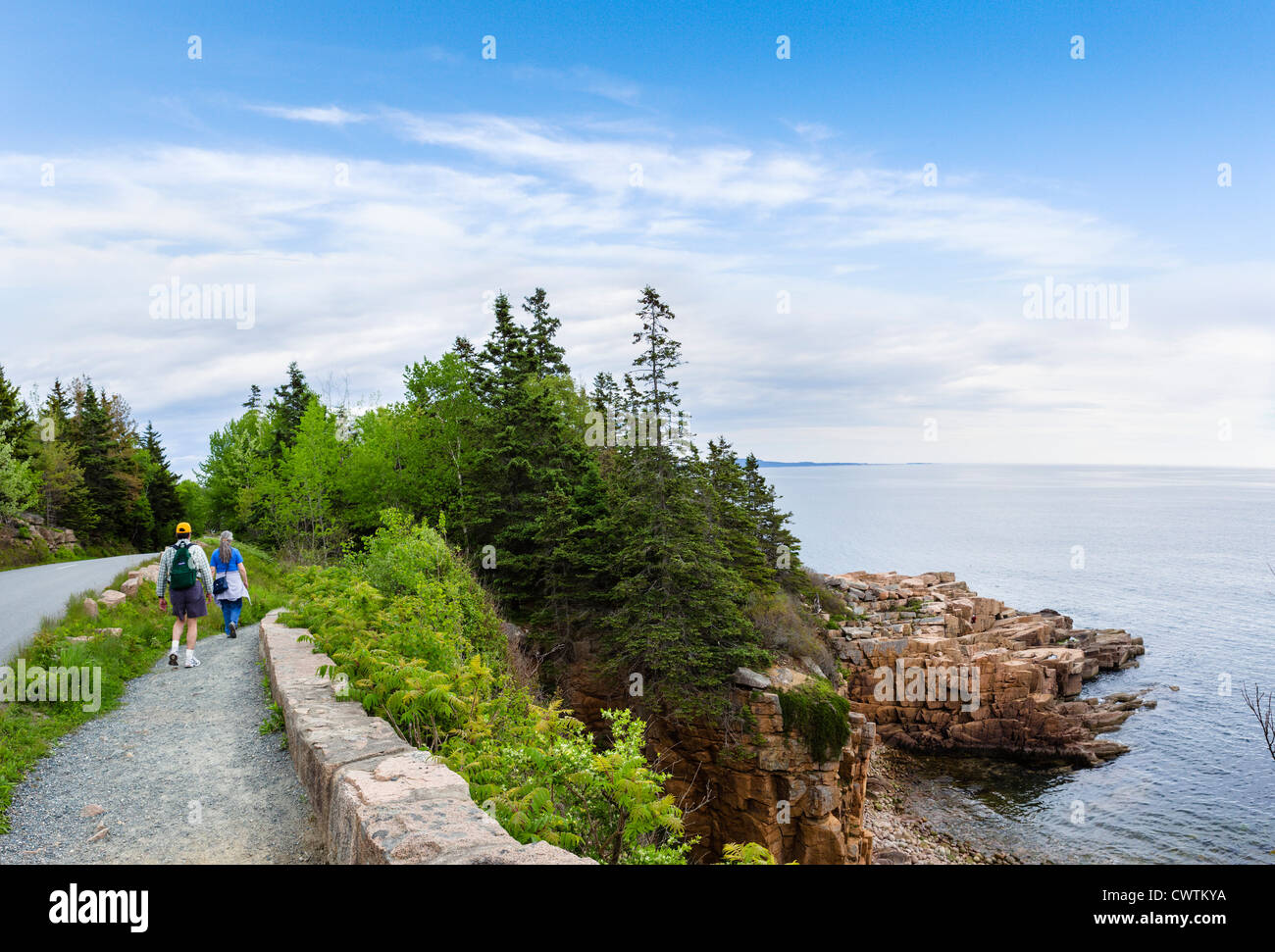 Wanderer am Weg entlang der Küste im Acadia National Park, Mount Desert Island, Maine, USA Stockfoto