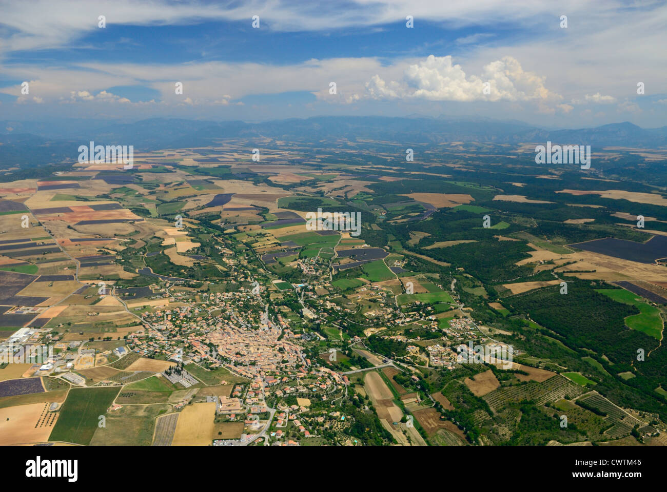 Luftaufnahme des plateau de Valensole und Valensole Stadt, Alpes de Haute Provence, Frankreich Stockfoto