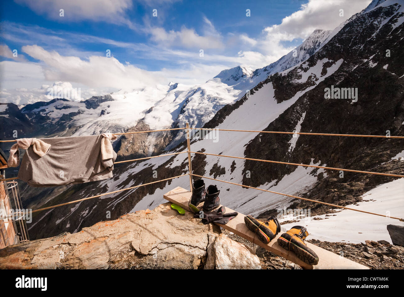 Kletterer löschte ihre Spitzen, Socken und Schuhe trocknen in der warmen Nachmittagssonne außerhalb der Mischabel-Hütte hoch über Saas-Fee in den Schweizer Alpen. Stockfoto