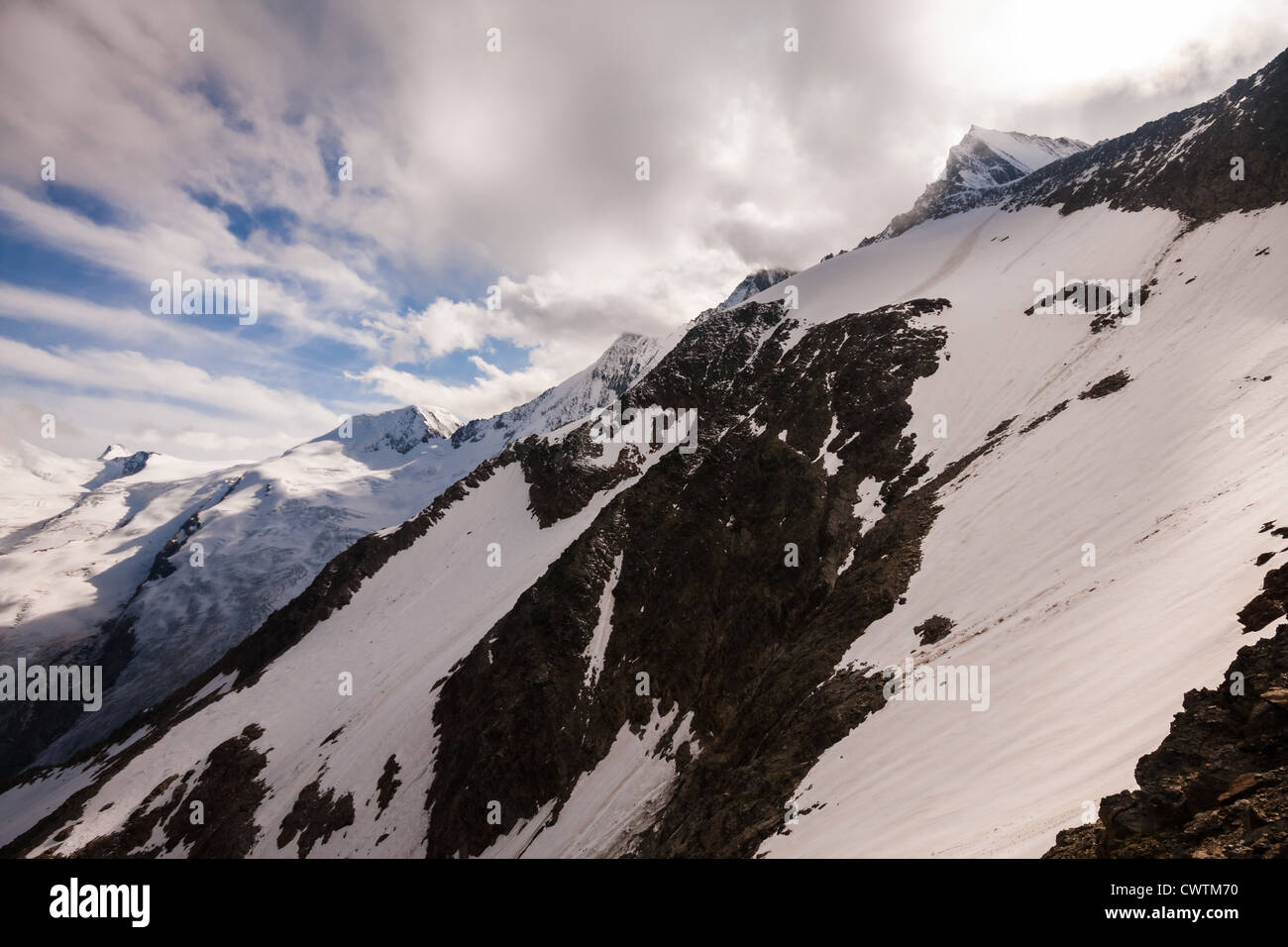 Gipfeltreffen der Alphubel, Taschhorn, Dom und Lenzspitze von der Mischabel-Hütte oberhalb von Saas-Fee in den Alpen, die Schweiz. Stockfoto