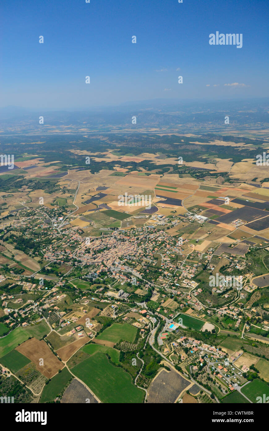 Luftaufnahme des plateau de Valensole und Valensole Stadt, Alpes de Haute Provence, Frankreich Stockfoto