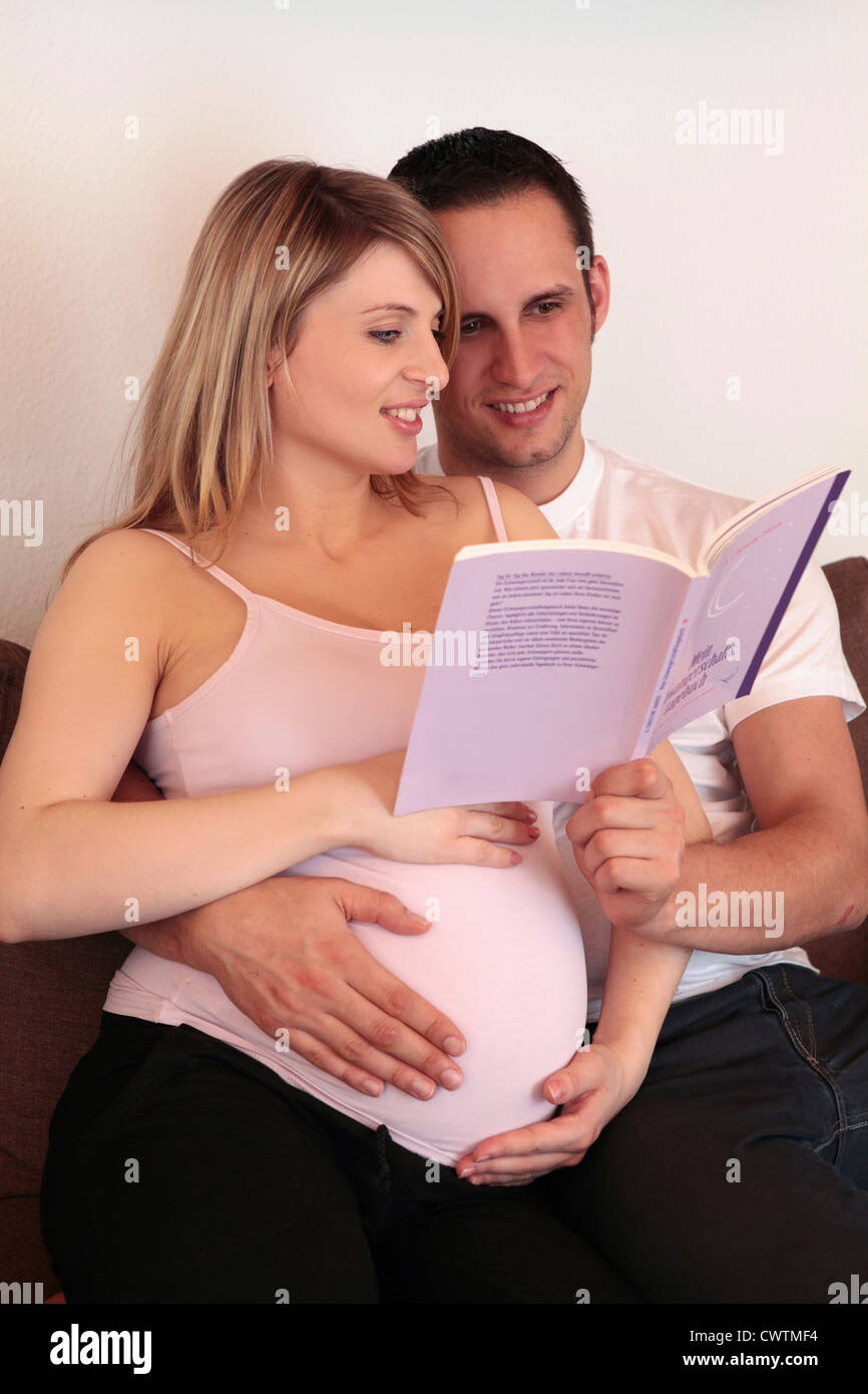 Mann und schwangere Frau Lesebuch Stockfoto