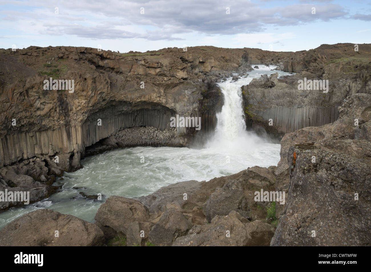 Ein Wasserfall in Island mit Basaltsäulen Stockfoto