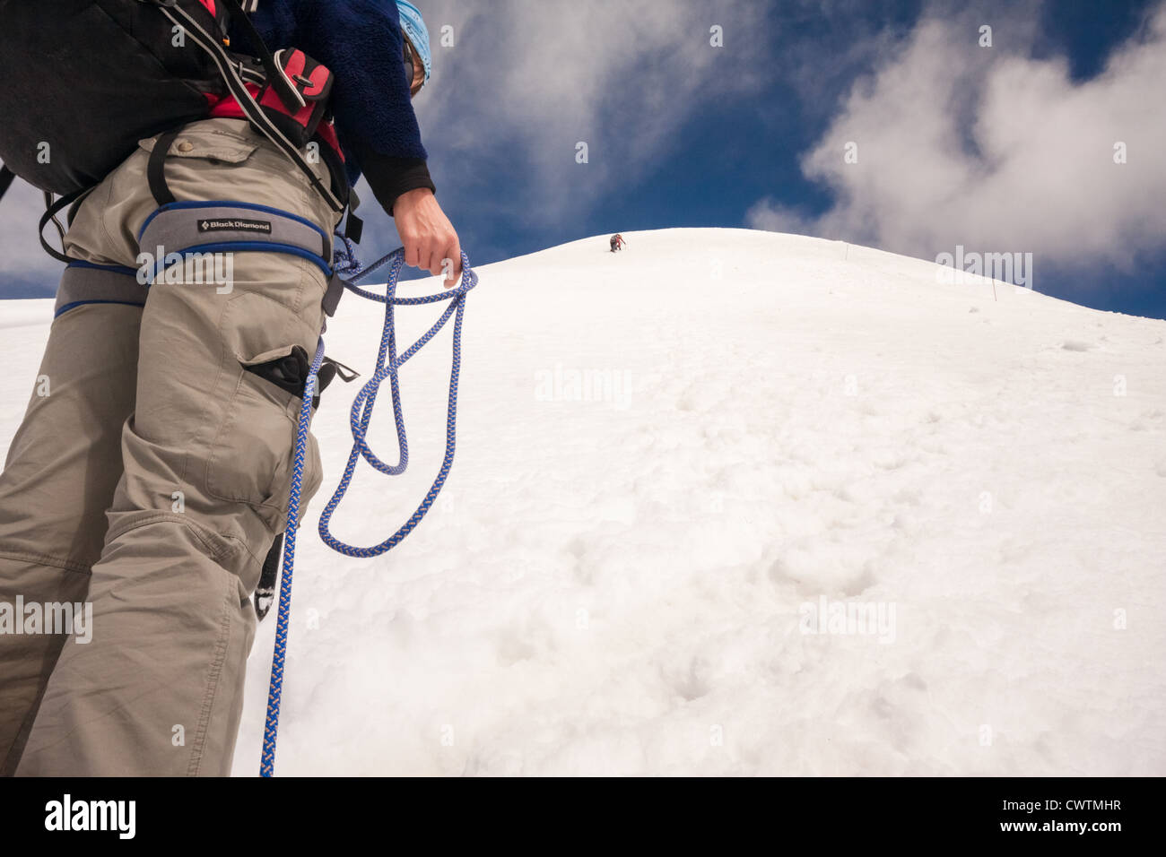Ein Bergsteiger spulen Ihr Seil, als sie eine Pause bei der Besteigung des South East Ridge von alphubel. Stockfoto