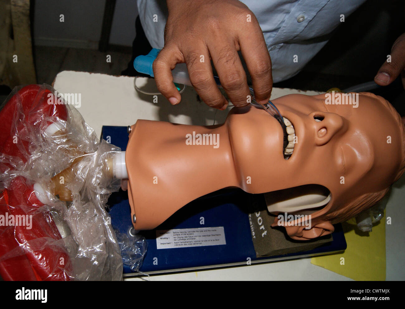 Arzt erklären, wie man künstliche Beatmung mit Medizinprodukten Dummy Patient Modell in medizinische Ausstellung über Indien geben Stockfoto