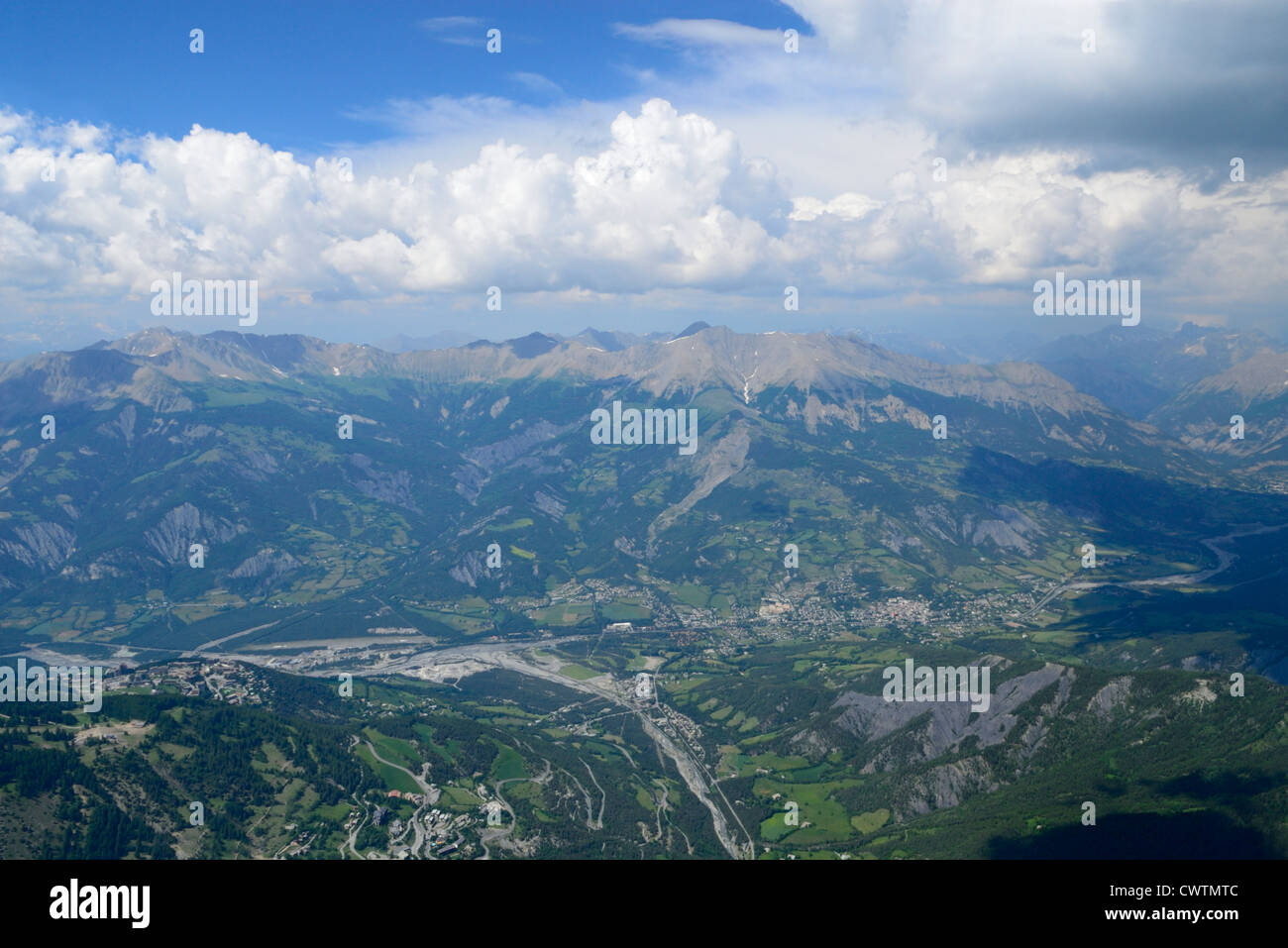 Luftaufnahme des Ubaye-Tal mit Barcelonnette Stadt und Grand Berard Gipfel, Alpes de Haute Provence, Frankreich Stockfoto