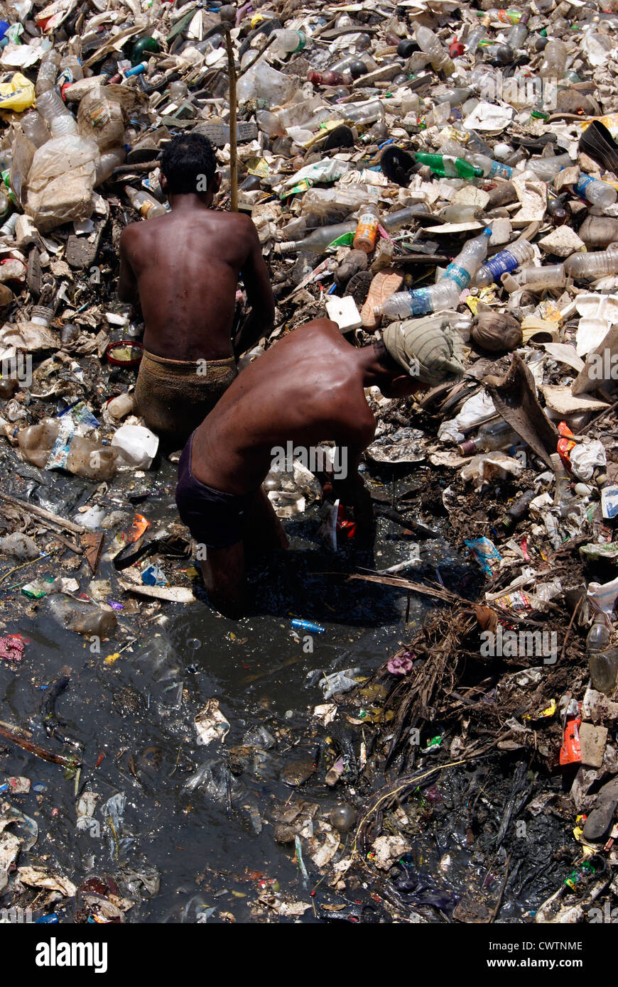 Arbeiter entfernen von Kunststoffabfällen durch verunreinigte Abwässer gefüllt infektiöse Fluss fließt durch Trivandrum Stadt von Kerala Indien Stockfoto