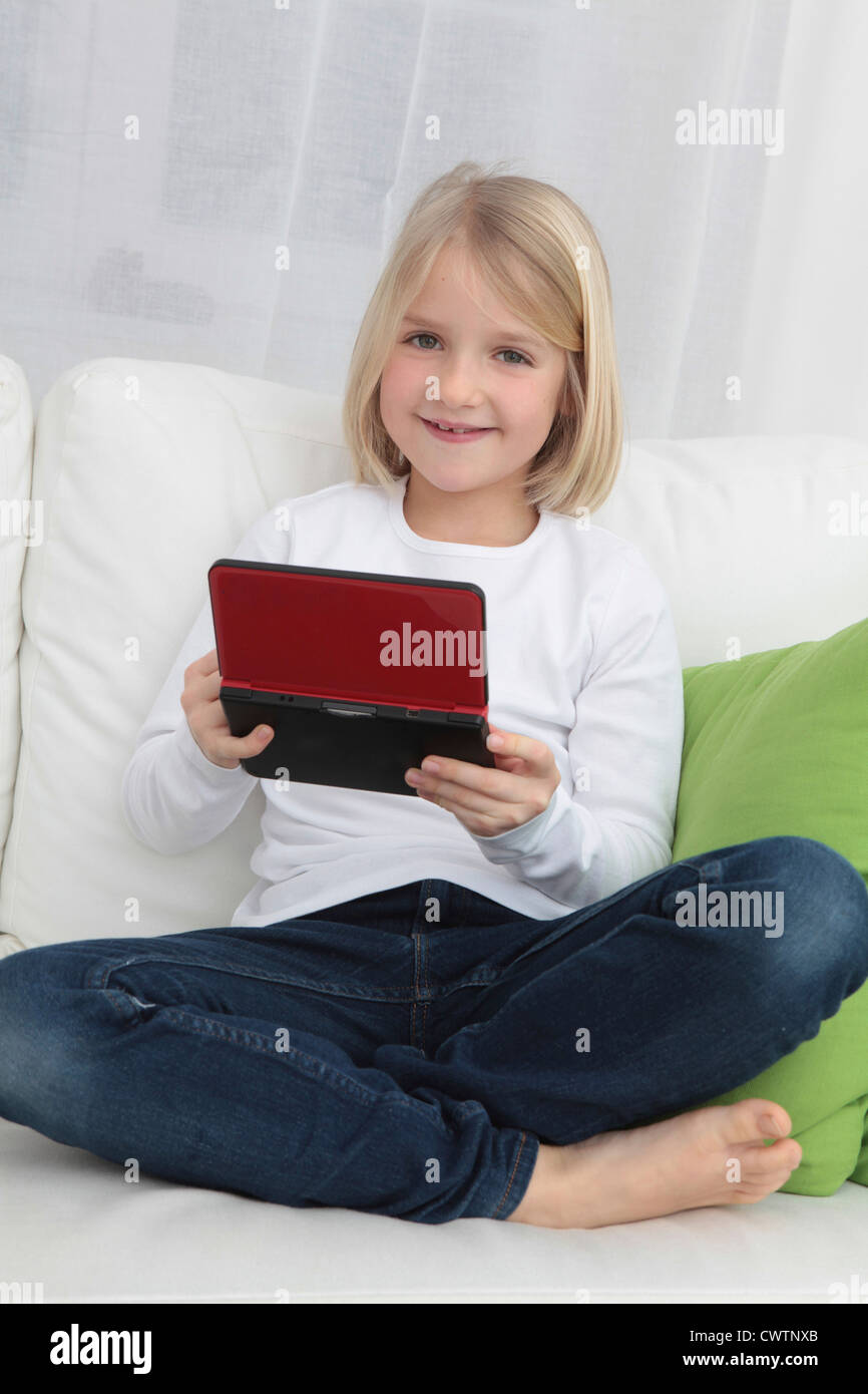Mädchen spielen mit handheld-Spielkonsole Stockfoto