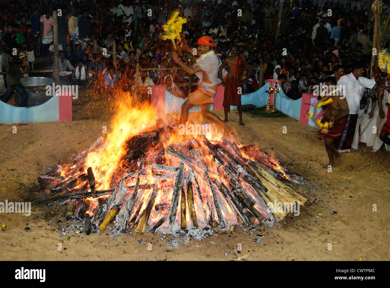 Feuer zu Fuß Ritual in Indien Tempel auf Agni Kavadi-Festival im Rajarajeswari Tempel Perunguzhi in Kerala.Firing Mann Feuertanz Stockfoto