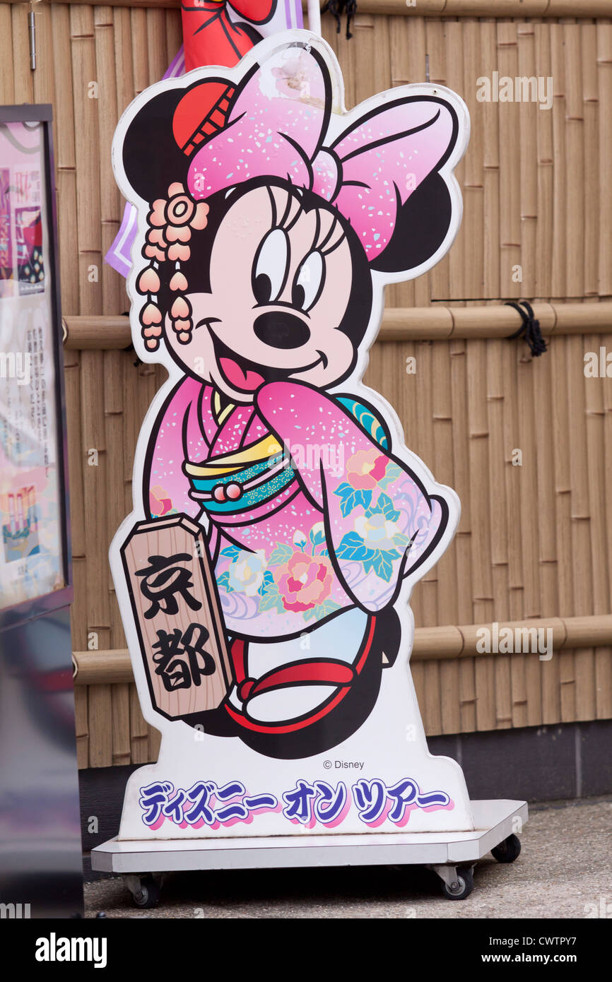 Ein Zeichen mit Minnie Mouse kündigt an, dass Disney auf Tour nach Kyoto kommt. Stockfoto