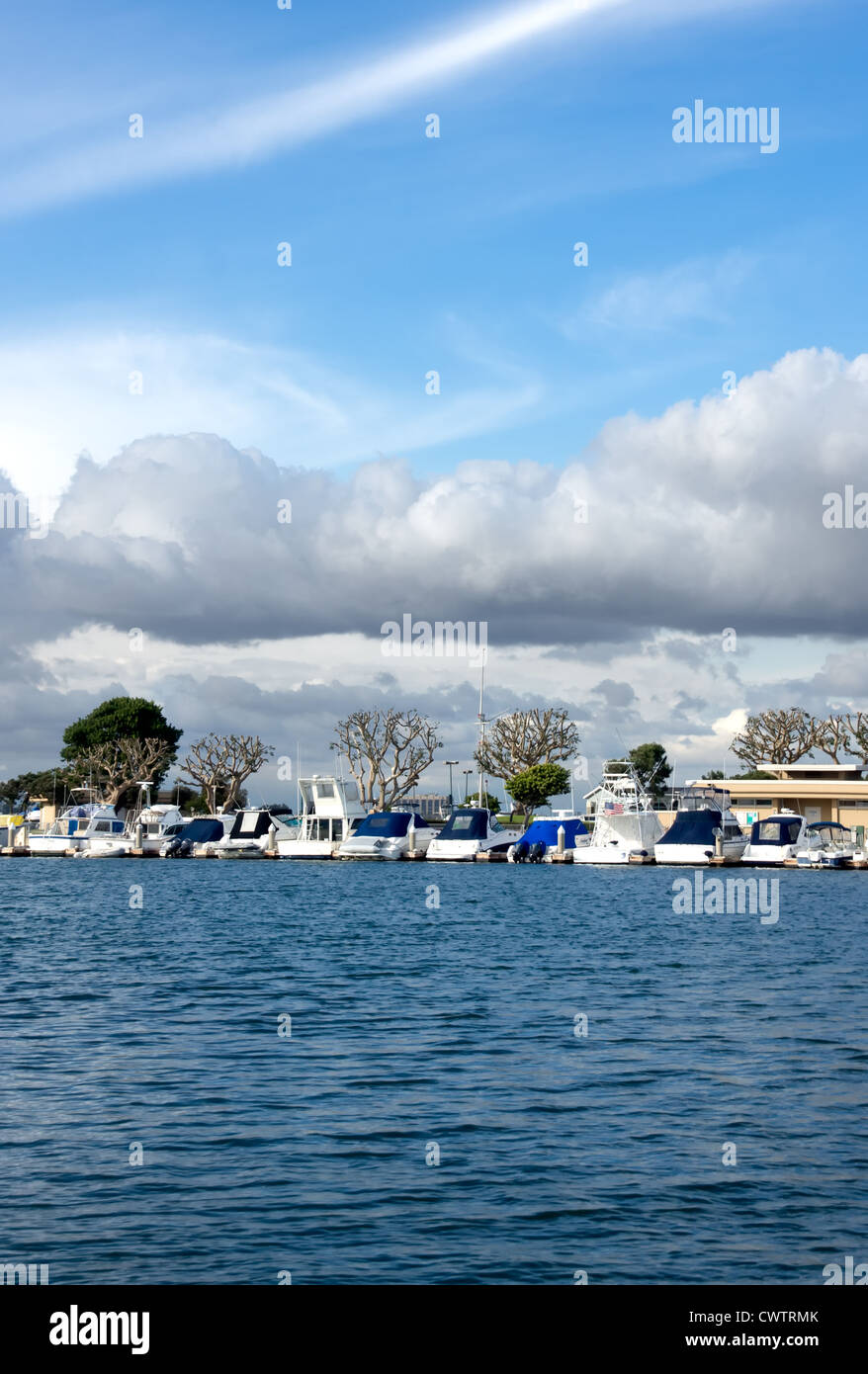 Geschwollenen Wolken schweben über Yachten & Boote im Hafen von Huntington Stockfoto
