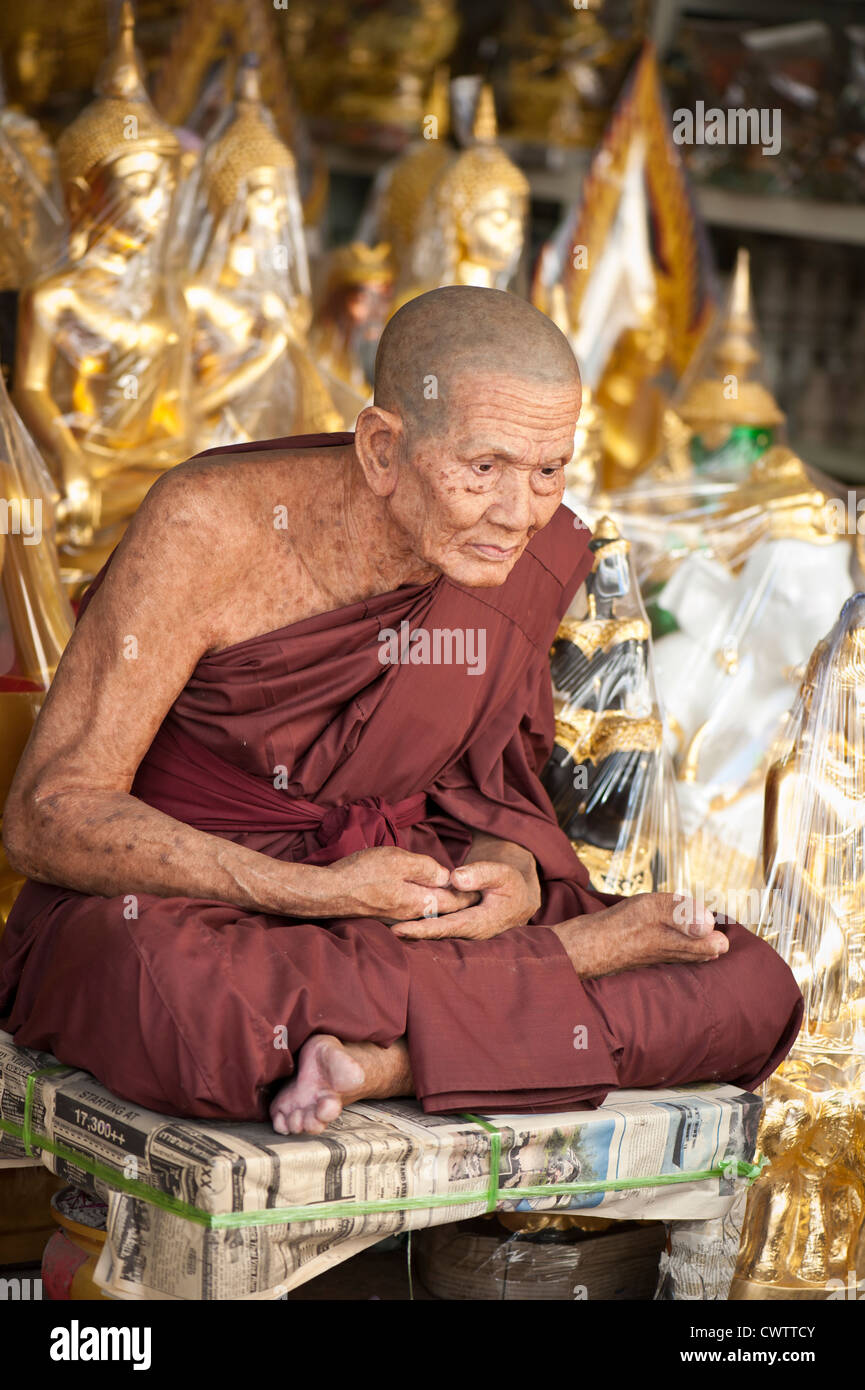 Lebensechte Statue des buddhistischen Mönchs zum Verkauf in Bangkok Stockfoto