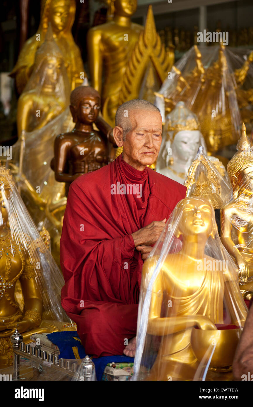 Lebensechte Statue eines buddhistischen Mönchs zum Verkauf in Bangkok Stockfoto