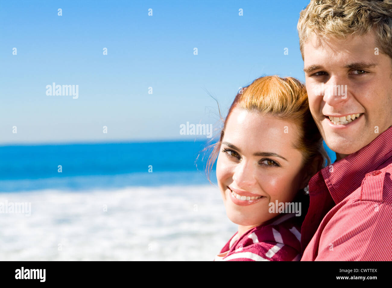 junges Paar umarmt am Strand Stockfoto