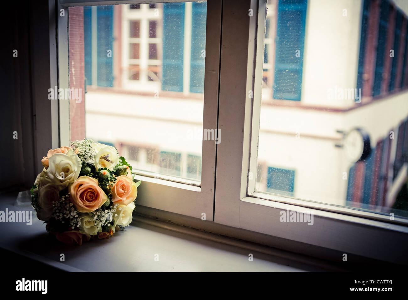 Blumenstrauß auf Fensterbank Stockfoto