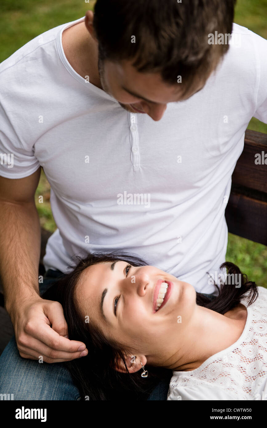 Junges Paar genießen Zeit zusammen - Frau liegend auf Knien des Menschen Stockfoto