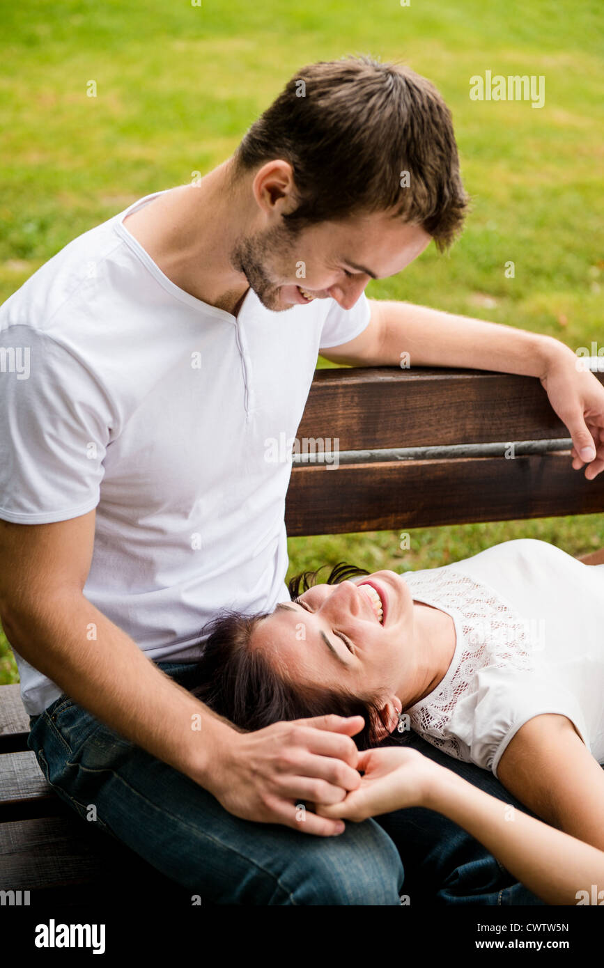 Junges Paar genießen Zeit zusammen - Frau liegend auf Knien des Menschen Stockfoto
