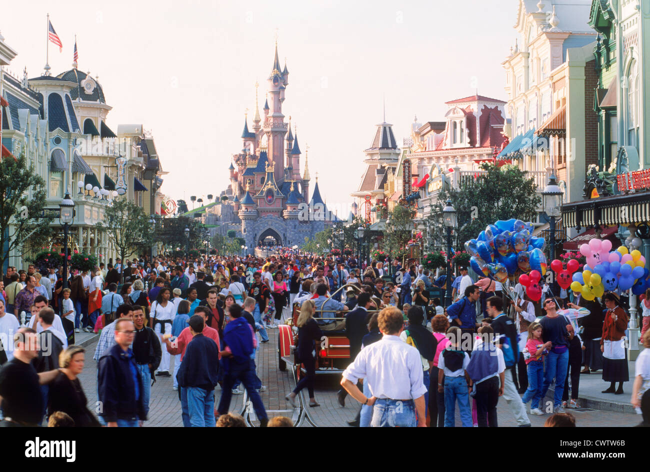 Das Schloss mit Main Street Läden, Fahrgeschäften und Menschen tagsüber im Euro-Disneyland im Euro Disney Resort außerhalb von Paris Stockfoto