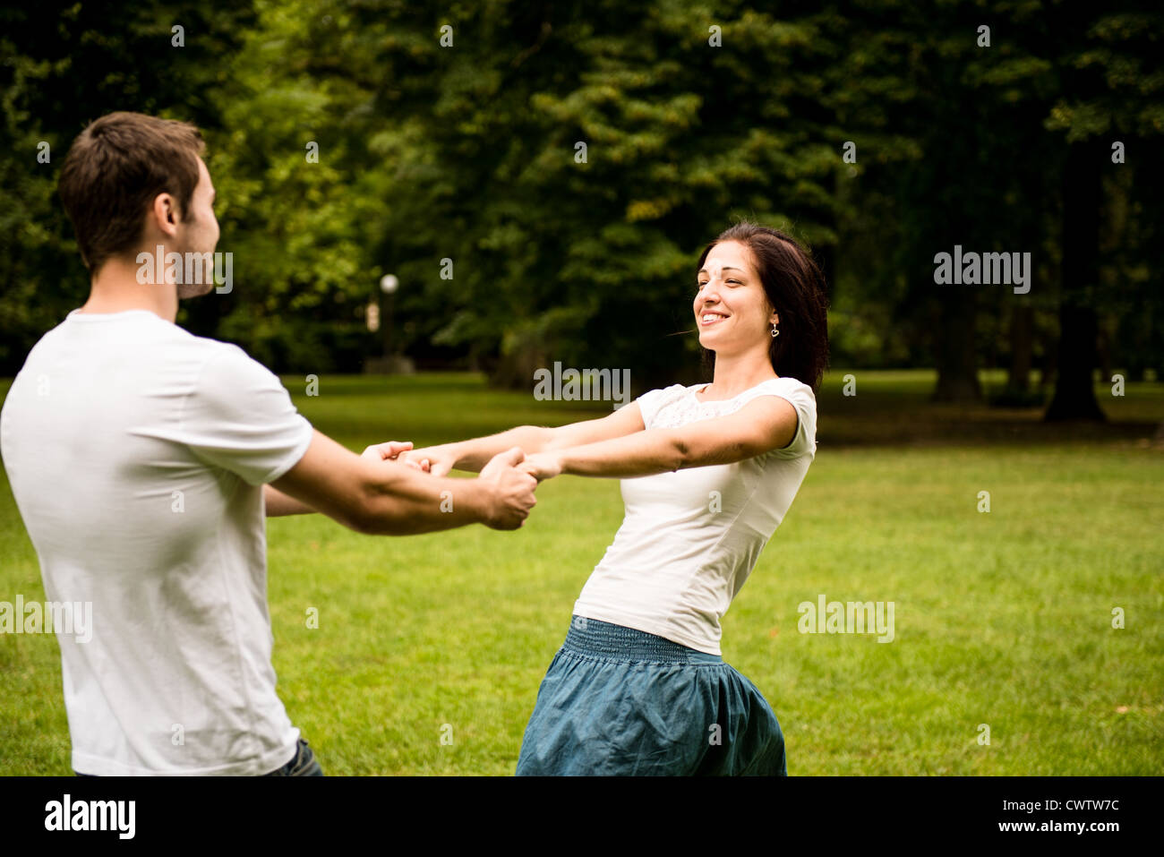 Glückliches junges Paar Lebensfreude zusammen - Hand in Hand Stockfoto