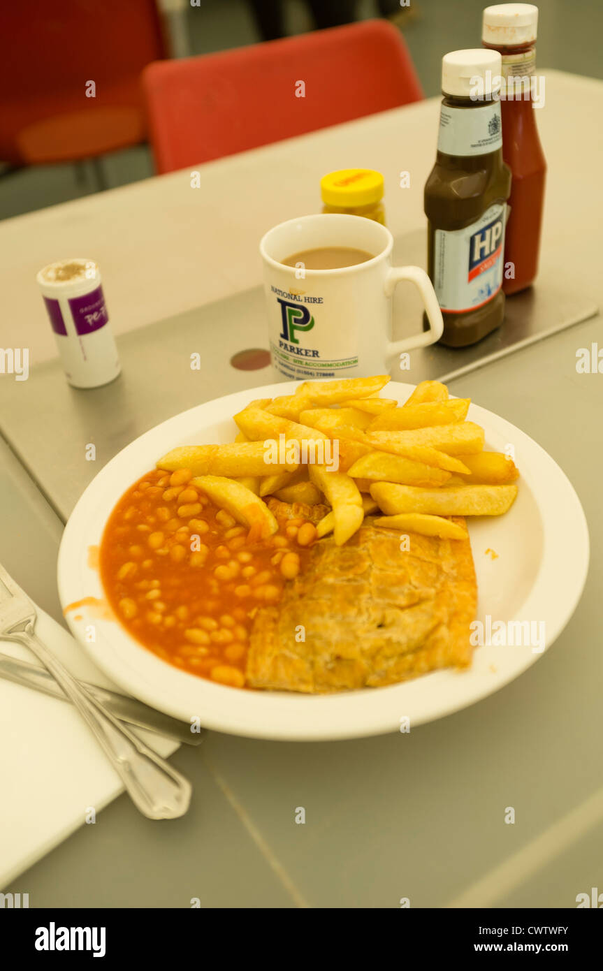 Eine Platte von pastösen Chips und Bohnen in einem Greasy Spoon Trucker Café, UK Stockfoto