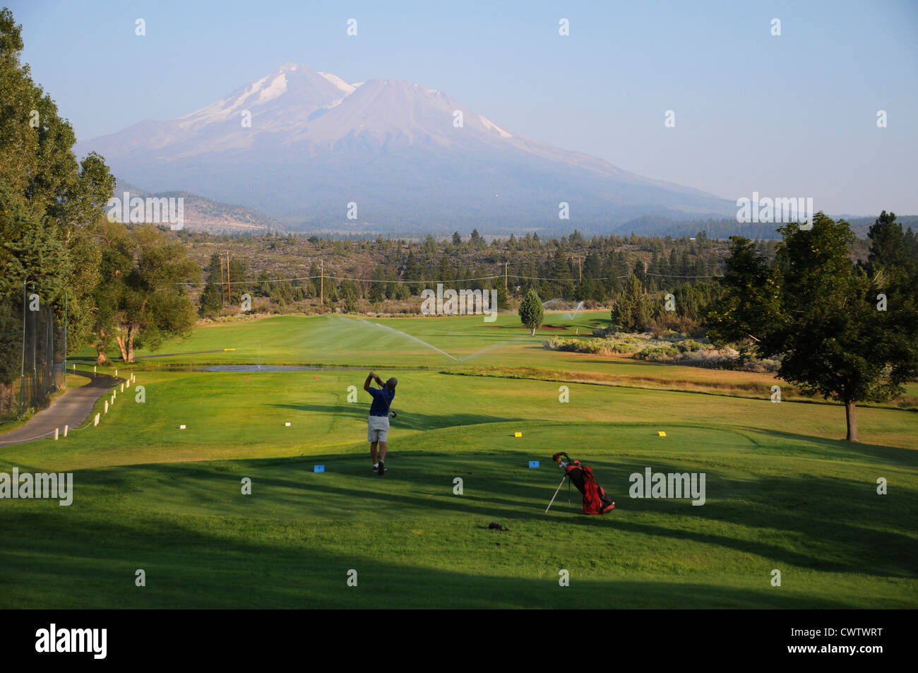 Abschlag auf Fairway Blick auf Mount Shasta Peak bei Lake Firmen Golf Resort in Nord-Kalifornien Stockfoto